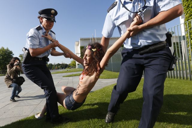 Ακτιβίστριες της Femen συνελήφθησαν έξω από τη γερμανική καγκελαρία
